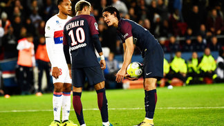 Jornal francês diz que Cavani e Neymar discutiram em vestiário e tiveram que ser apartados por Thiago Silva Cavani Neymar PSG Lyon Campeonato Francês 17/09/2017
