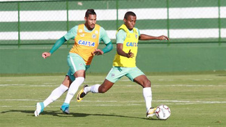 Próximo de retorno aos gramados, Bruno Aguiar deve estar à disposição em breve no Goiás Bruno Aguiar (esq) durante treino do Goiás