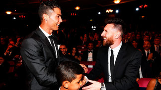Vai ter ciúme? Jornal revela novo contrato de Messi e mostra que ele pode ganhar até 70% mais do que Cristiano Ronaldo Messi Cristiano Ronaldo Prêmio Fifa The Best 23/10/2017