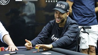 Neymar disputa torneio de poker em clube de São Paulo Neymar durante torneio em clube de poker de São Paulo