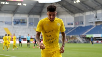 Regra pede punição, mas Fifa acerta com ‘bom senso’ Jadon Sancho, do Borussia Dortmund, protesta contra racismo em comemoração na Bundesliga