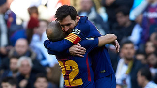 Barcelona é letal, vence Real e Messi bate recorde no Bernabéu Messi comemora gol contra o Real no clássico deste sábado