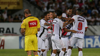 Oeste empata com Santa Cruz e ainda mira G4 da Série B Jogadores do Oeste comemoram gol contra o Santa Cruz, no Arruda