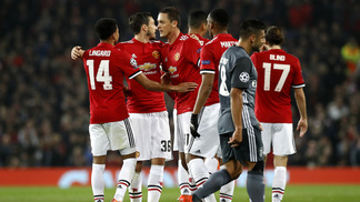 Jovem goleiro do Benfica pega pênalti, mas dá azar em gol, e United segue 100% United venceu a quarta na Champions