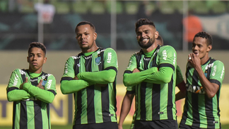 Para seguir invencível, América visita CRB em Alagoas Matheusinho, Bill e Luan comemoram gol do América-MG