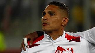 Triste, lamentável, golpe duro: como imprensa peruana reage à suspensão de Guerrero Paolo Guerrero, antes de jogo pela seleção do Peru nas eliminatórias para a Copa