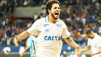 Após longa negociação, Hudson se despede do Cruzeiro Hudson Comemora Gol Cruzeiro Grêmio Copa do Brasil 24/08/2017
