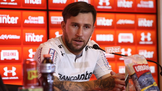 Gomez minimiza pressão no São Paulo e se vê jogando com Cueva Jonatan Gomez foi apresentado no São Paulo nesta terça-feira