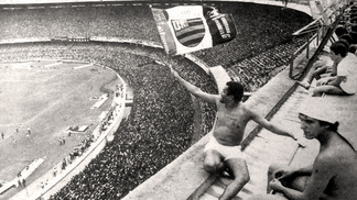 Invasão do Maracanã: misto de ausência do poder público, caos social e higienização dos estádios Em 1981, no Maracanã, torcedores subiram até a marquise: fato recorrente em jogos de superlotação