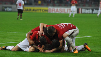 Inter derrota Oeste e dorme no G4 da Série B após 7 rodadas Jogadores do Internacional comemoram triunfo contra o Oeste