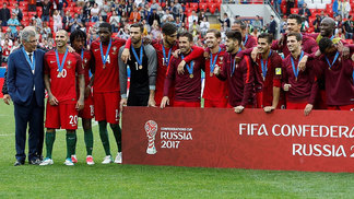 Técnico diz que torcedores podem se orgulhar da seleção portuguesa Jogadores de Portugal e o técnico Fernando Santos no pódio da Copa das Confederações