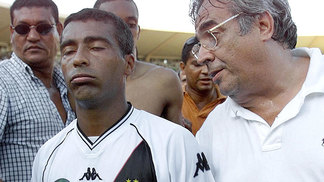 Com champanhe, 1ª classe e regalias, zagueiro revela vida de rei de Romário no Vasco: 'Já sou consagrado, acha que vou correr?' Romário ao lado de Eurico Miranda, em 2001