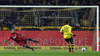 Dortmund sai atrás, consegue virada dramática no fim contra Hoffenheim e briga por vaga na Champions Aubameyang marcou o primeiro gol do Dortmund, cobrando pênalti