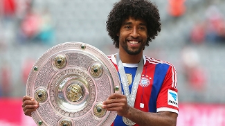 A uma vitória do título, Barcelona também pode se vingar do Atlético de Madri neste domingo Zagueiro brasileiro Dante posa com a taça do Campeonato Alemão, a Salva de Prata