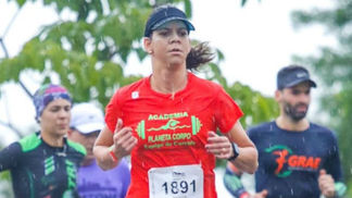 Mineira corre 20 km da Maratona de POA com fratura na fíbula e termina em 4h21min Mineira corre com fratura na fíbula