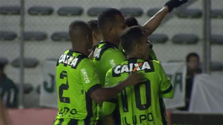 América-MG vence Juventude e dispara na liderança da Série B Jogadores do América-MG comemoram gol contra o Juventude, em Caxias do Sul