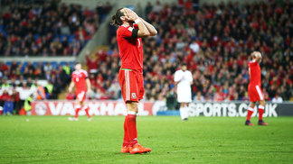 Bale tem nova lesão e é cortado de jogos decisivos de País de Gales pelas eliminatórias Gareth Bale Lamenta Pais de Gales Georgia Eliminatórias Copa-2018 09/10/2016