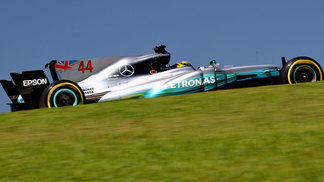 Com novo recorde de Interlagos, Hamilton lidera 1º treino; Massa é o 'melhor do resto' Lewis Hamilton durante o primeiro treino livre para o GP do Brasil de F-1