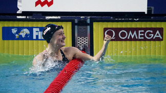 Belmonte e Sjostrom vencem e batem recorde na Copa do Mundo de natação Mireia Belmonte comemora vitória na Holanda