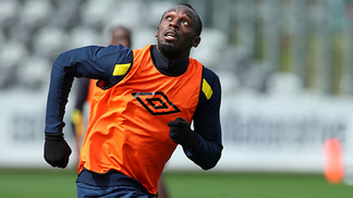 E o Bolt virar jogador? É sério ou fanfarronice? Bolt, em treino pelo Central Coast Mariners