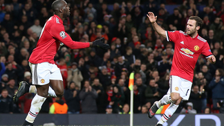 United vira em um minuto, iguala recorde histórico e avança às oitavas da Champions League Lukaku comemora o gol de empate contra o CSKA Moscou