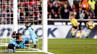 Jornal aponta 'culpado' por frango de brasileiro em chute de Messi que juiz não viu entrar: as luvas Neto Valencia Barcelona Campeonato Espanhol 26/11/2017