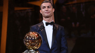 Ronaldo ganha a 5ª Bola de Ouro e iguala-se a Messi como maior vencedor Cristiano Ronaldo é o dono da Bola de Ouro mais uma vez