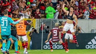 O Flamengo da "meia estratégia" sucumbe mais uma vez. O da emoção pode trazer lições preciosas Rodrigo Caio festeja gol da virada no Maracanã