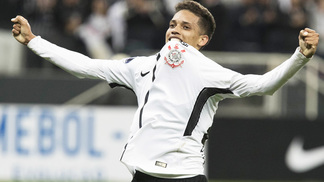 Fã de Robinho, Pedrinho espera trocar a camisa com o ídolo em Atlético-MG x Corinthians Pedrinho Comemora Gol Corinthians Patriotas Copa Sul-Americana 27/07/2017