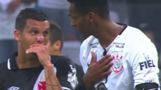 Cinco meses depois, Jô dá razão a Rogério Ceni Jô bate no peito gesticulando para Ramon explicando o lance do gol