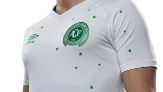 Chape recorda vítimas da tragédia em uniforme que estreará contra o Barça Imagem do uniforme divulgada pela Chapecoense em seu Twitter