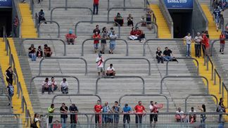 Mais caro até que na Eurocopa da rica França: Copa América trata torcedor brasileiro como um idiota e vê estádios vazios Torcedores antes de Venezuela x Peru