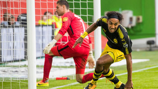 Com gol de Aubameyang e ajuda de árbitro de vídeo, Dortmund atropela Wolfsburg fora na estreia Aubameyang deixou sua marca na vitória sobre o Wolfsburg