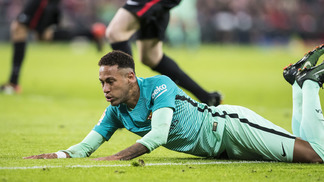 Imprensa catalã, torcida e diretoria do Barcelona aceitam Neymar de volta, mas o fazendo rastejar Neymar terá que aceitar muita coisa para voltar