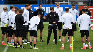 Chile e Alemanha duelam por título inédito da Copa das Confederações Técnico Joachim Löw reunido com elenco antes da decisão