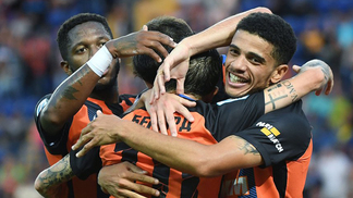 Bernard faz gol em vitória de Shaktar sobre o Zorya Jogadores do Shakhtar comemoram durante a vitória sobre o Zorya