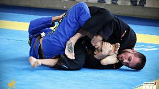 Após tratamento hormonal, atleta trans compete jiu-jitsu pela primeira vez na categoria masculina Pedro em ação no Campeonato Brasileiro