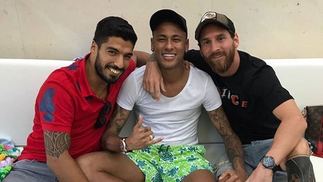 Após postar foto ao lado de Suárez e Neymar, Messi brinca com Piqué: 'Voltou' Messi brincou com o amigo Piqué