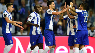 Porto faz três gols em seis minutos, goleia Portimonense e lidera Jogadores do Porto comemoram durante a vitória sobre o Portimonense nesta sexta-feira