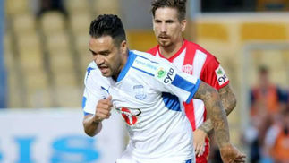 Dispensado no São Paulo e sem chances no Santos, ele enfrentou guerra e virou ídolo em 'paraíso' na Europa Alex da Silva (à esquerda) defende o Apollon Limassol, do Chipre