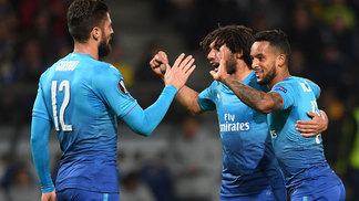 Primeiro gol de zagueiro, 'entregada', 100x Giroud e invasão: o que teve na vitória do Arsenal em Belarus Walcott e Giroud comemoram um dos gols do Arsenal sobre o Bate Borisov