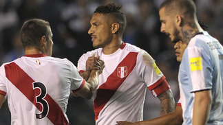 'É dever do jogador': conheça o artigo da Fifa que rendeu suspensão de um ano a Guerrero Paolo Guerrero durante o jogo da seleção peruana contra a Argentina