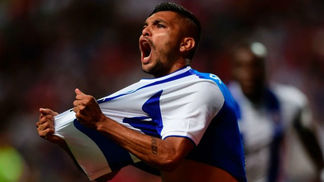 Porto vence Braga fora de casa e permanece invicto no Português Jesus Corona comemora gol pelo Porto