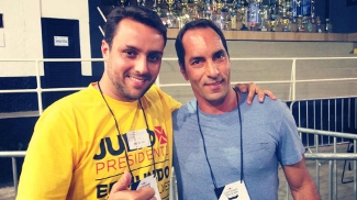 Candidato que ganhou, mas não levou, ainda crê em nova eleição no Vasco Julio Brant e Edmundo durante a eleição à presidência do Vasco, em São Januário