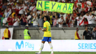E se Neymar passar Fenômeno e Pelé e se tornar o maior artilheiro da história da seleção sem ganhar Copa? Neymar em ação pela seleção brasileira
