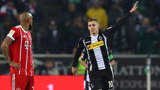 Bayern perde a 1ª com Heynckes e embola disputa pela liderança da Bundesliga Thorgan Hazard comemora seu gol observado por Arturo Vidal