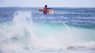Medina vence australiano, avança à quarta fase no Havaí e ainda sonha com o título Gabriel Medina está na quarta fase em Pipe Masters