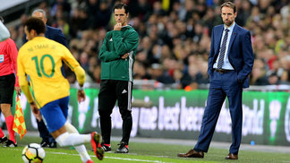 Técnico da Inglaterra diz que será difícil parar Brasil na Copa de 2018 O técnico Gareth Southgate observa Neymar em ação