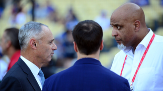 MLB e sindicato de jogadores precisam ter uma DR após a temporada Robert Manfred, comissário da MLB, e Tony Clark, diretor da Associação de Jogadores da MLB