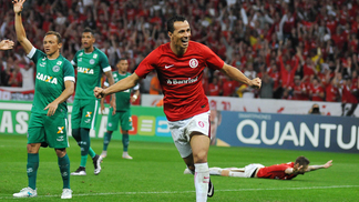 Damião marca na reestreia, Inter vence o Goiás e sobe para a vice-liderança Damião comemora gol pelo Inter
